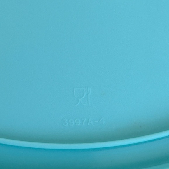 TUPPERWARE LARGE ROUND 20 CUP AQUA VENTED FRIDGESMART #3998 - Picture 9 of 13